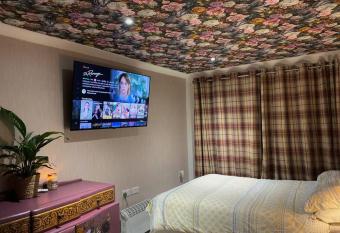 Quirky & fun 1 bedroom apartment allows 18 year olds to book a room