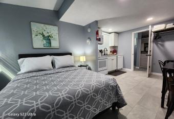 Private Getaway Studio ! allows 18 year olds to book a room