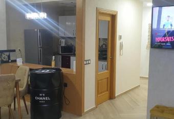 Bel appartement haut standing. has rooms with a private hot tub