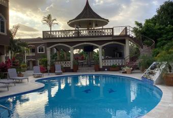 Vacation Villas Runaway Bay allows 18 year olds to book a room