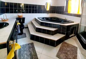 Cambridge mi casa ur casa with pool and beach access has Balcony rooms