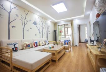 Yoshe Chic Three-bedroom Apartment has Balcony rooms