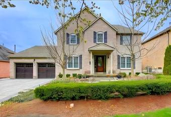 Luxurious & Exquisite Italian Home, Richmond Hill has rooms with a private hot tub