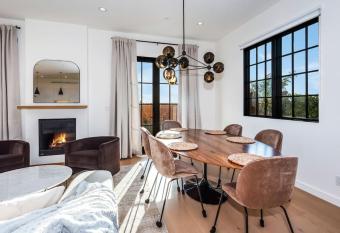 Luxury Townhouse near the Beach has Balcony rooms