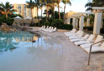 Stunning Apartment Best Ocean Views Surfers has rooms with a private hot tub