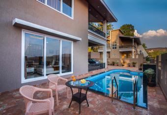 StayVista s Skyline Villa - Mountain-View Villa with Swimming Pool and Terrace has Balcony rooms