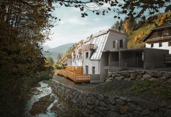 Mondholz - Urban Inn 24-7 has Balcony rooms