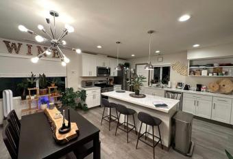 Central Tacoma Homestay with breakfast included oprivate roomo allows 18 year olds to book a room