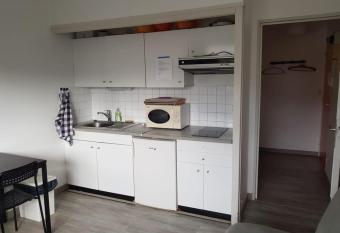 Le studio 19 allows 18 year olds to book a room