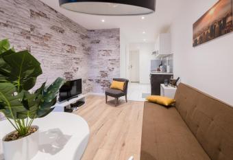 joli studio hypercentre proche Paris allows 18 year olds to book a room