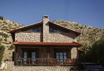 Arachova Luxury Chalet has rooms with a private hot tub