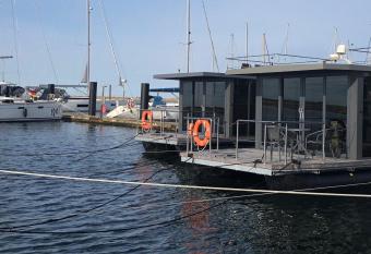 Hausboot Fjord Aquila mit Dachterrasse in Wendtorf allows 18 year olds to book a room