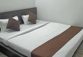 OYO Hotel Royal Inn allows 18 year olds to book a room