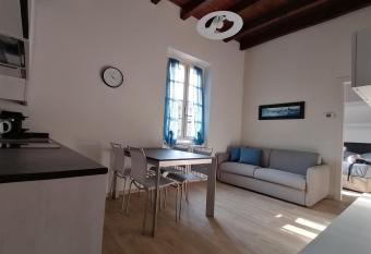 Your home in Como allows 18 year olds to book a room