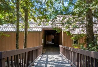 Escape to Ptarmigan Village 28 has rooms with a private hot tub