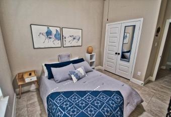 Waxahachie Queen bed, 10 mins 2 DWNT and Medical allows 18 year olds to book a room