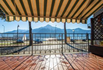 House Nicholas has Balcony rooms