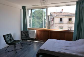 Beau et grand Studio allows 18 year olds to book a room