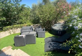 Superbe appartement avec jardin - 1min de la plage has Balcony rooms