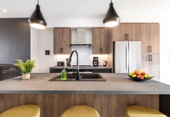 Condo   cologique - spa piscine Lac Memphr  magog allows 18 year olds to book a room