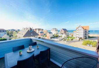 Le Balbec vue sur mer allows 18 year olds to book a room