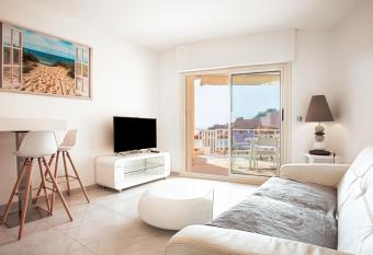 Trayas has Balcony rooms