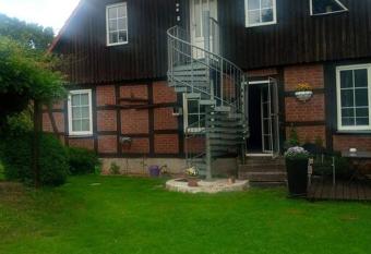 Sch  nes Messe-Ferien Apartment mit vielen Extras has Balcony rooms