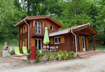 G  te de p  che bord du lot has Balcony rooms