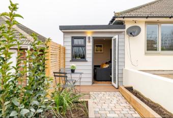 The Hideaway by the sea - free parking has Balcony rooms