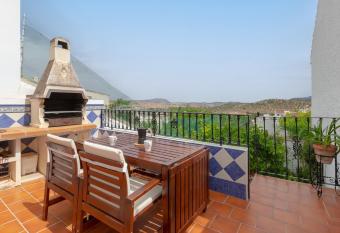 Ardales House has Balcony rooms