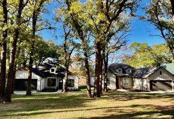 24 Guest Lake Front Hot Tub Sand Volleyball has Balcony rooms