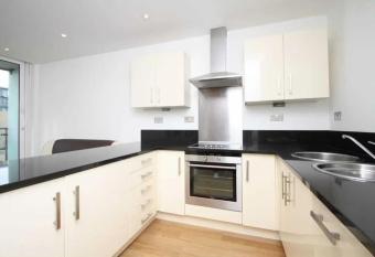 Amazing Views- 1 Double bedroom Apartment in E16- Close to City Airport has Balcony rooms