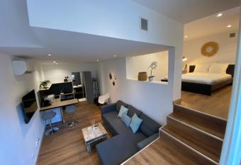 LOFT ROTONDE*PARKING*WIFI*CLIM*SMART TV*RUE CALME allows 18 year olds to book a room