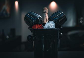 Luxus Loft Whirlpool Designer K  che Bad has rooms with a private hot tub