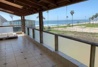 casa familiar con vista al mar has rooms with a private hot tub