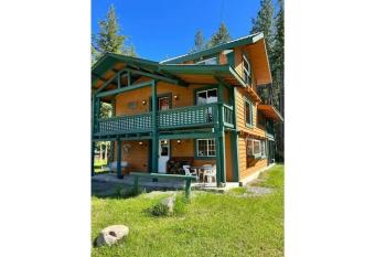 Rustic Ridge Lodge- perfect family holiday house. has Balcony rooms