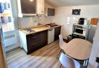 Cosy studio hyper centre allows 18 year olds to book a room