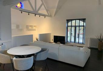 Stijlvol appartement in het hartje van Waasmunster has Balcony rooms