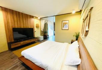 U re Holitel allows 18 year olds to book a room