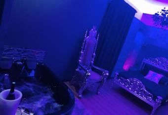 Nuit Romantique - jacuzzi - B  ziers - romance royale allows 18 year olds to book a room