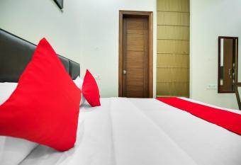 Super OYO Flagship Hotel Sky Line allows 18 year olds to book a room