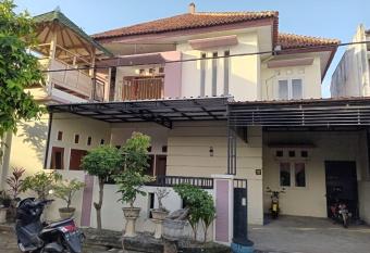 Asri Homestay Ponorogo has Balcony rooms