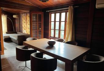 A 1 minuto do Mar! Casa M  rmore V4 em Zona Sossegada na Ilha do Mussulo has Balcony rooms