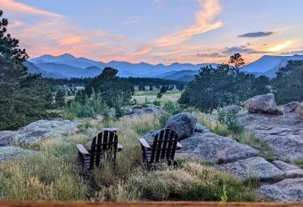 Aspen Falls Estate has Balcony rooms