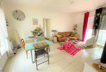 Chamant T3 avec terrasse en centre ville allows 18 year olds to book a room