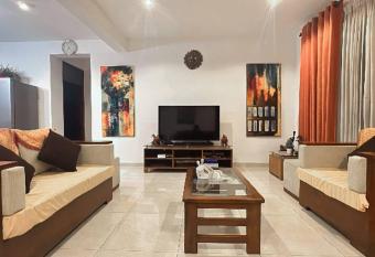 TG - Cozy Stay in Colombo has Balcony rooms