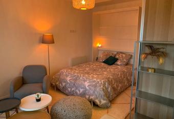 Studio de charme sous les pins au calme has Balcony rooms