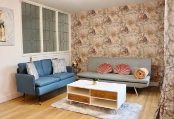 Lovely staycation with family FREE Parking & WiFi allows 18 year olds to book a room