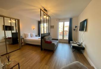Beau T1 en centre ville    deux minutes des plages allows 18 year olds to book a room
