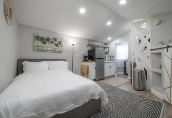 Updated St Pete Studio Condo has Balcony rooms